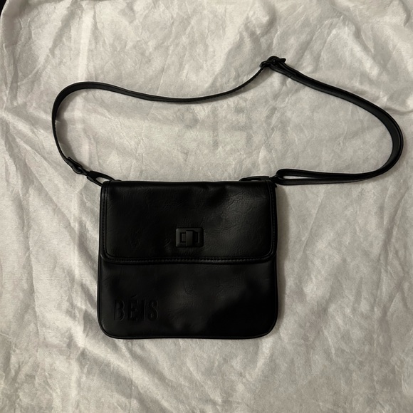 BEIS Handbags - NWOT BÉIS Removable Clutch/Crossbody from The 2-in-1 Backpack — Discontinued!